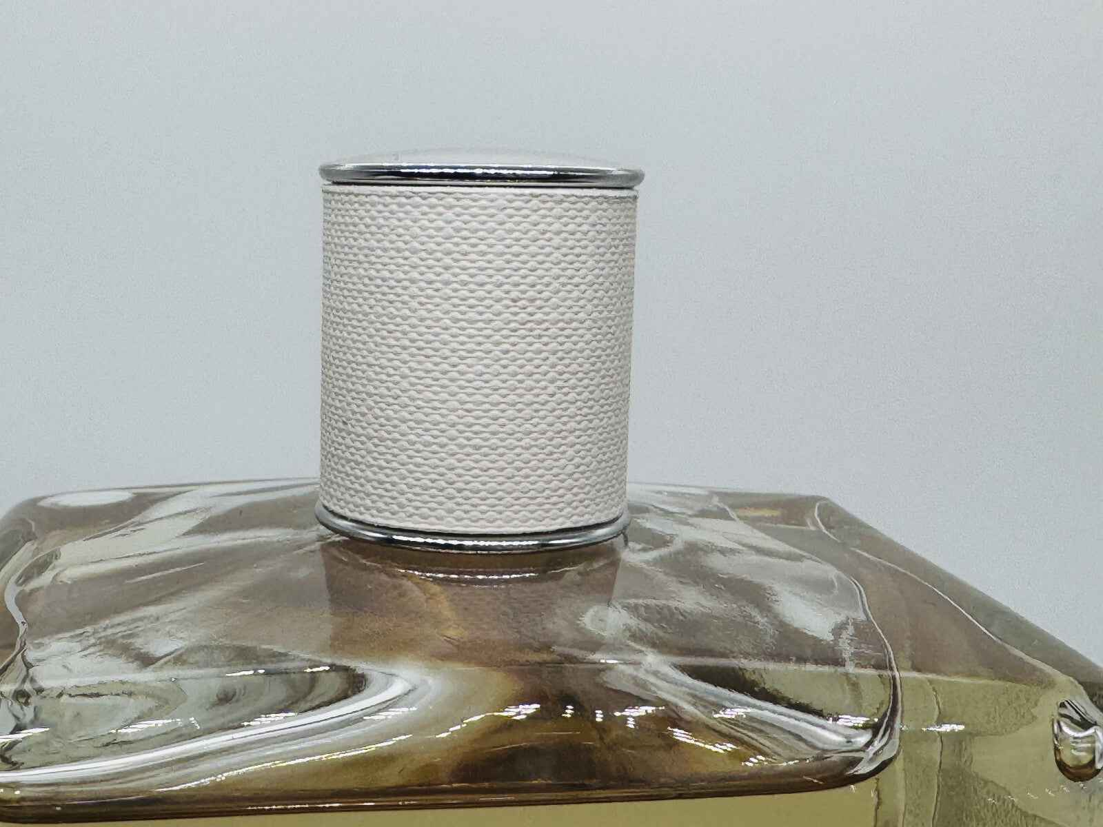 Flacone di profumo Prada Infusion D' Homme con tappo elegante in design semplice