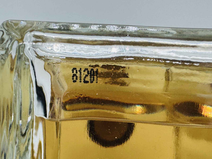 Dettaglio della bottiglia di profumo Prada Infusion D' Homme con etichetta elegante