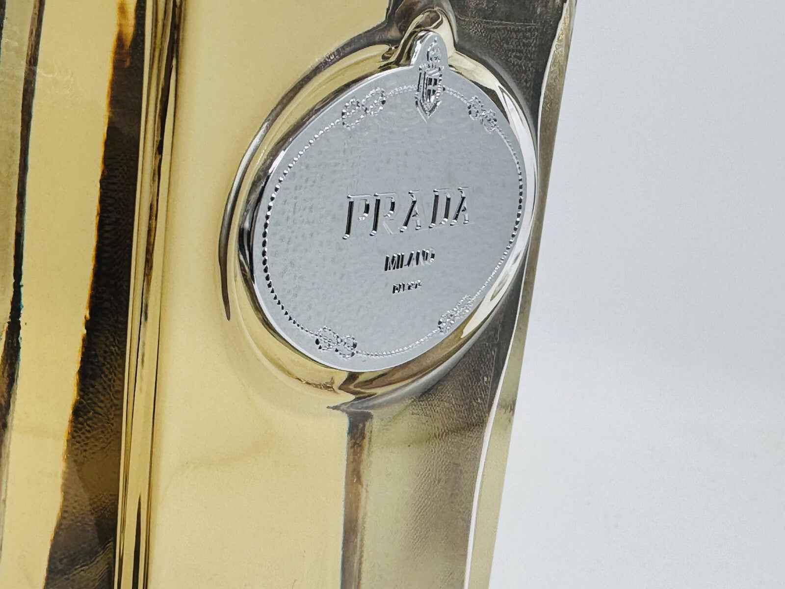 Dettaglio del flacone di profumo Prada Infusion D' Homme con etichetta elegante e design raffinato