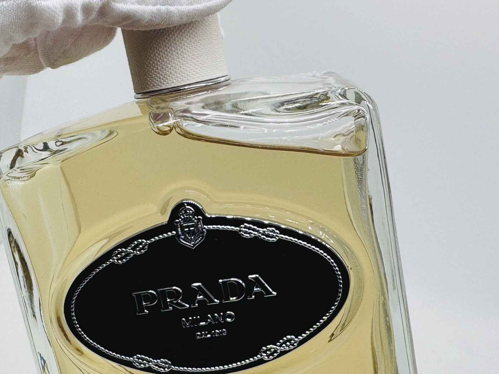 Profumo Prada Infusion D'Homme in una bottiglia elegante con tappo bianco e logo distintivo
