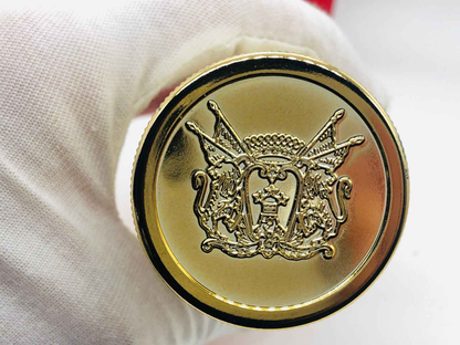 Tappo dorato del profumo Adam Cologne Vintage con dettagli scolpiti e simboli eleganti
