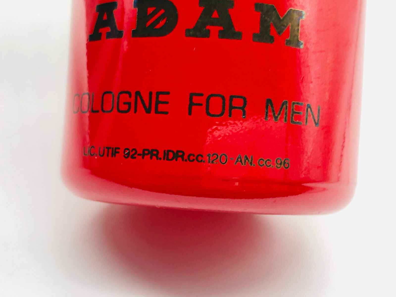 Bottiglia di profumo Adam Cologne Vintage in rosso con scritta 'Cologne for Men'