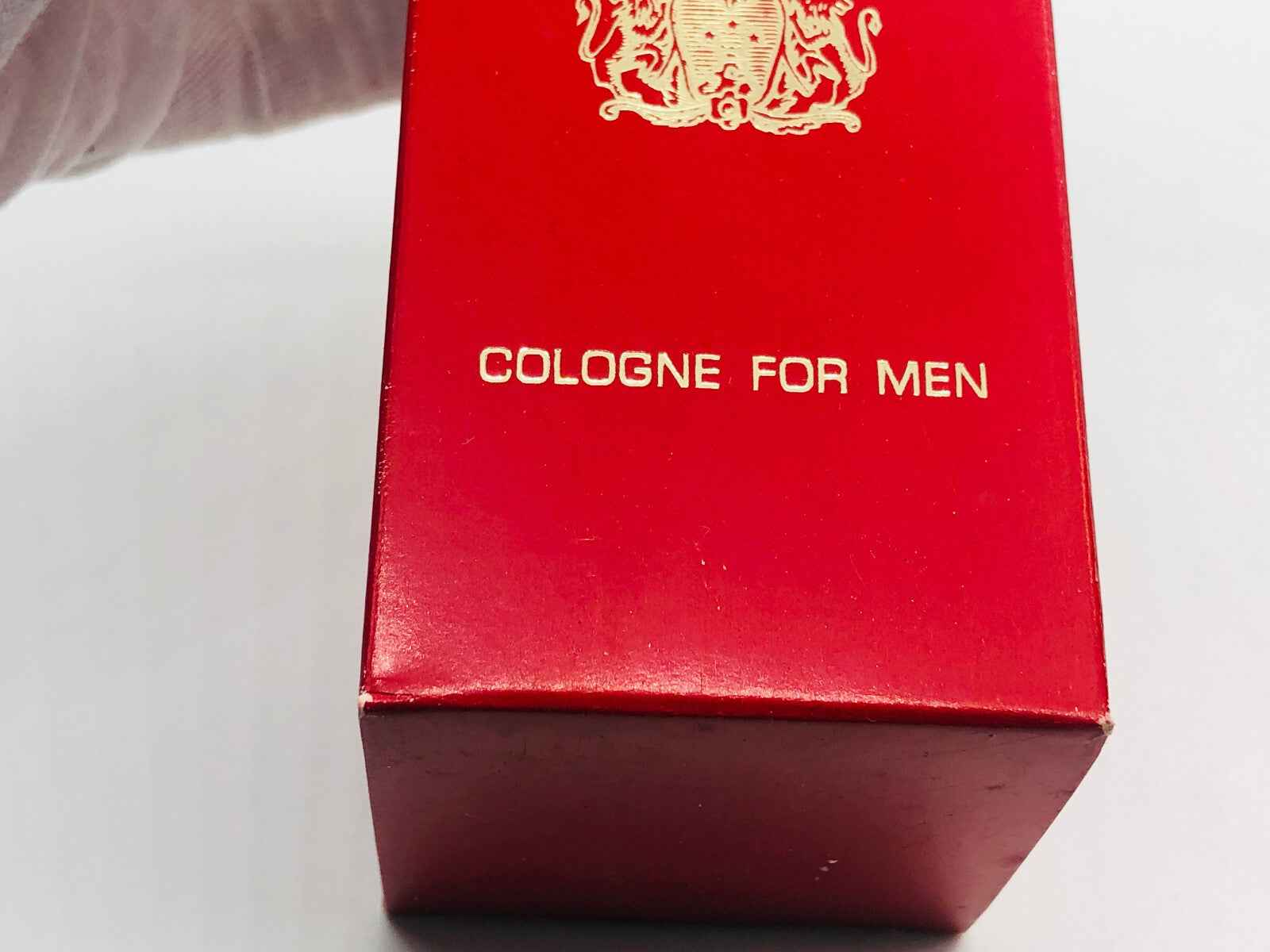 Scatola rossa del Profumo Adam Cologne Vintage con scritta 'Cologne for Men' in oro.