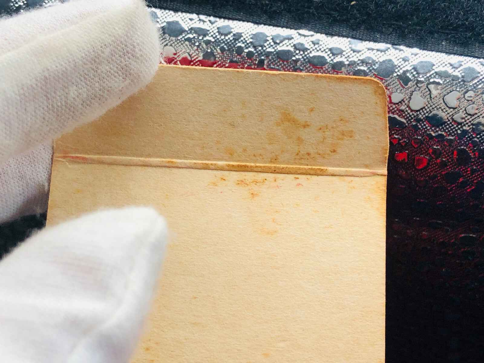 Dettaglio del retro di una confezione di Profumo Adam Cologne Vintage con segni di usura