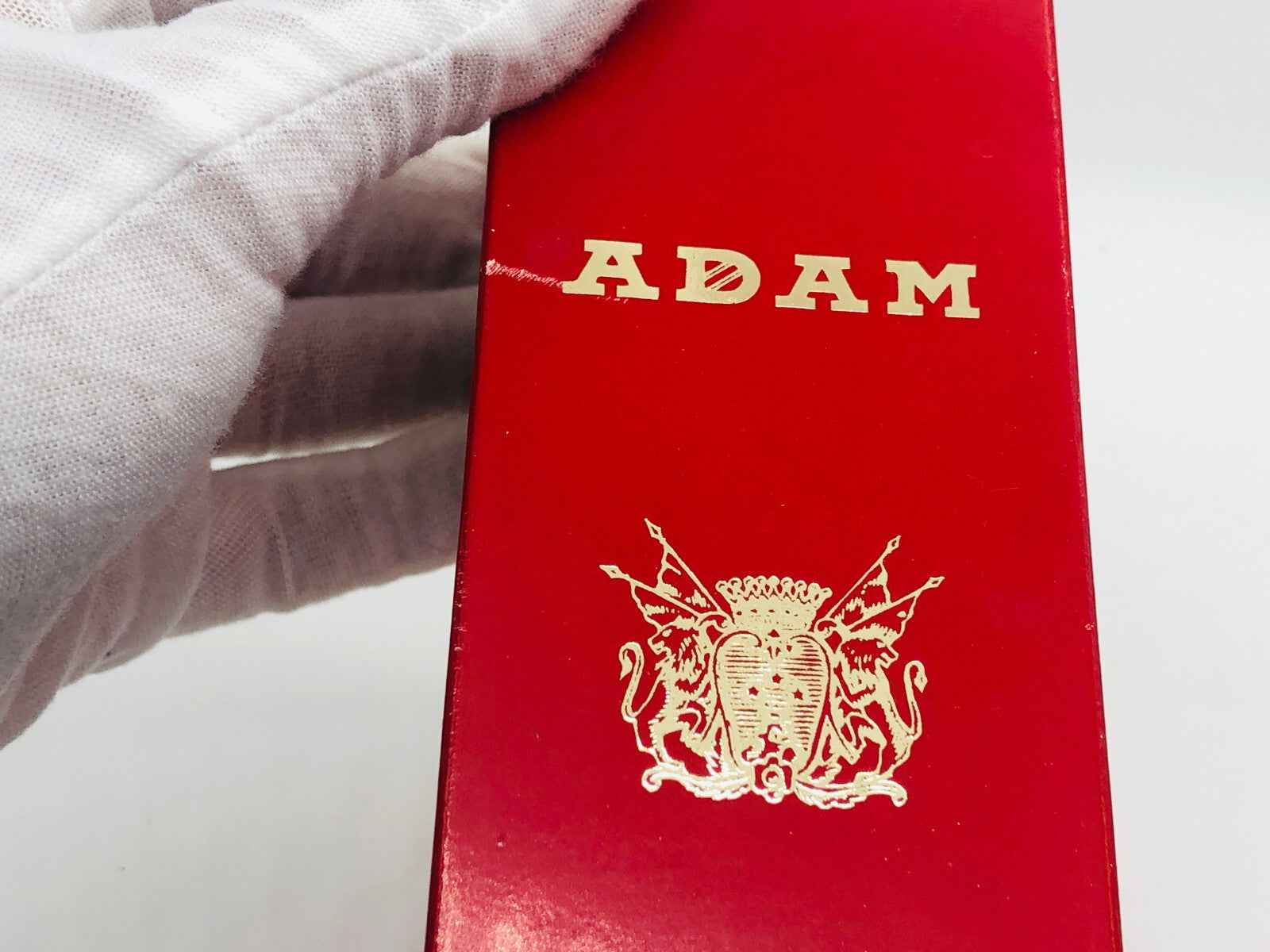 Scatola rossa del Profumo Adam Cologne Vintage con logo dorato e design elegante