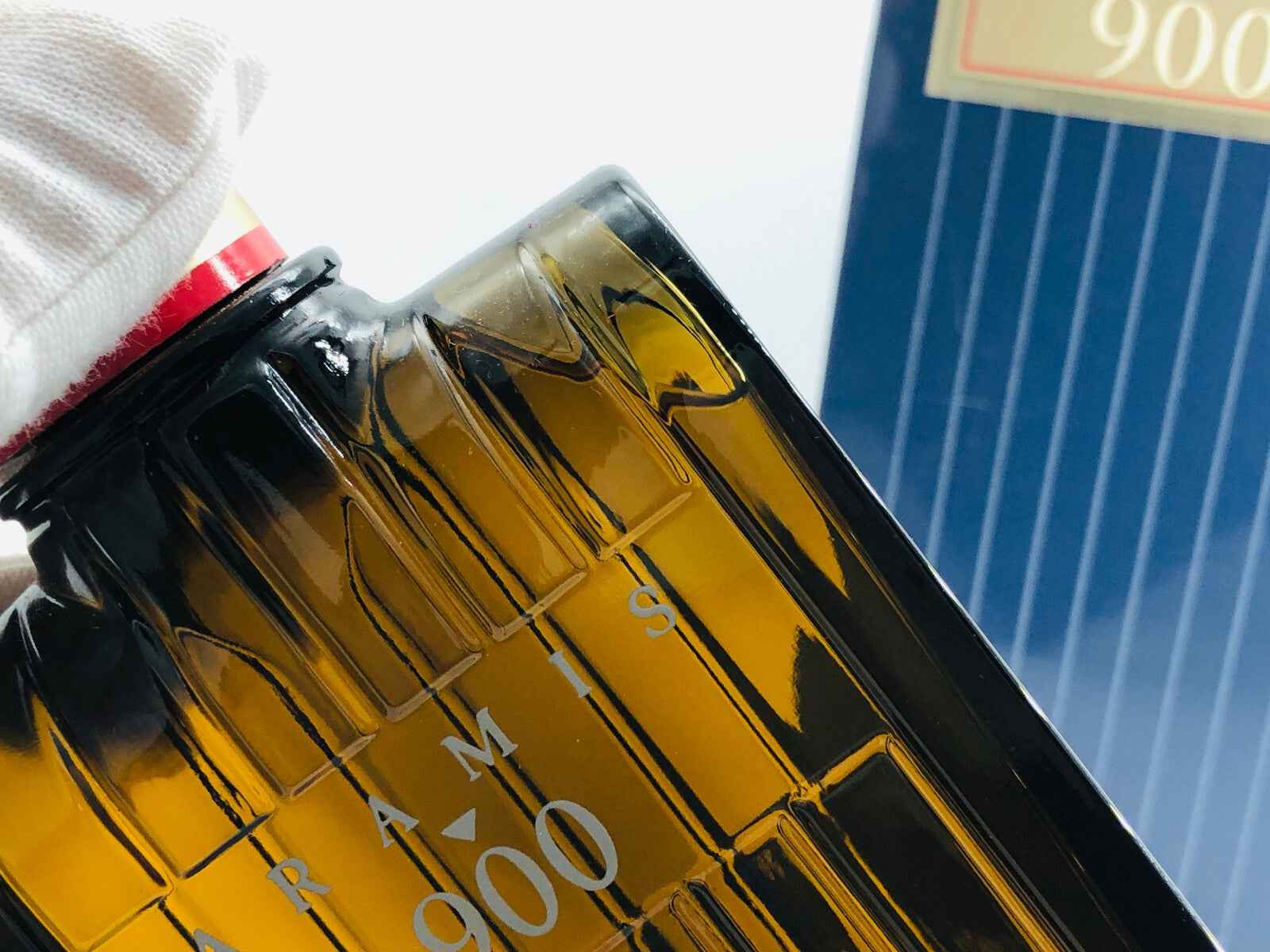 Profumo Aramis 900 in bottiglia elegante con dettagli dorati e confezione distintiva