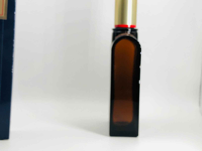 Flacone di profumo Aramis 900 in vetro scuro con tappo dorato e design elegante