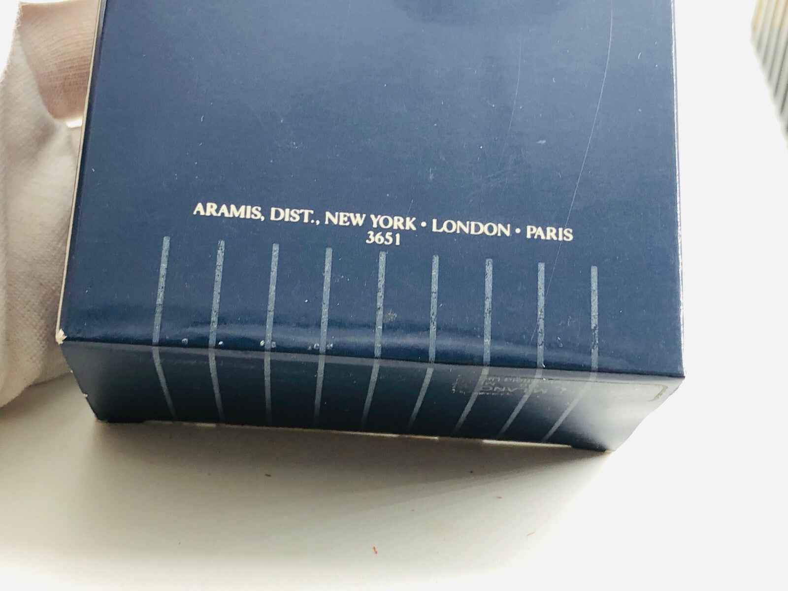 Scatola del profumo Aramis 900 con dettagli di distribuzione per New York, Londra e Parigi