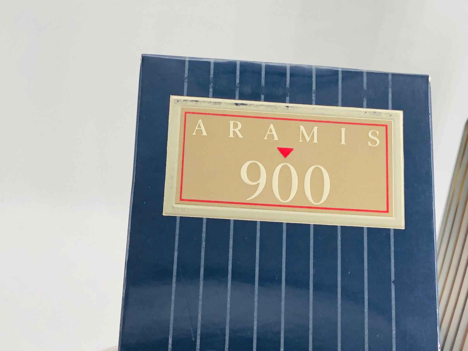 Scatola del profumo Aramis 900 con design elegante e dettagli dorati