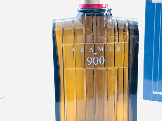 Flacone di profumo Aramis 900 con design elegante e raffinato per un'esperienza unica