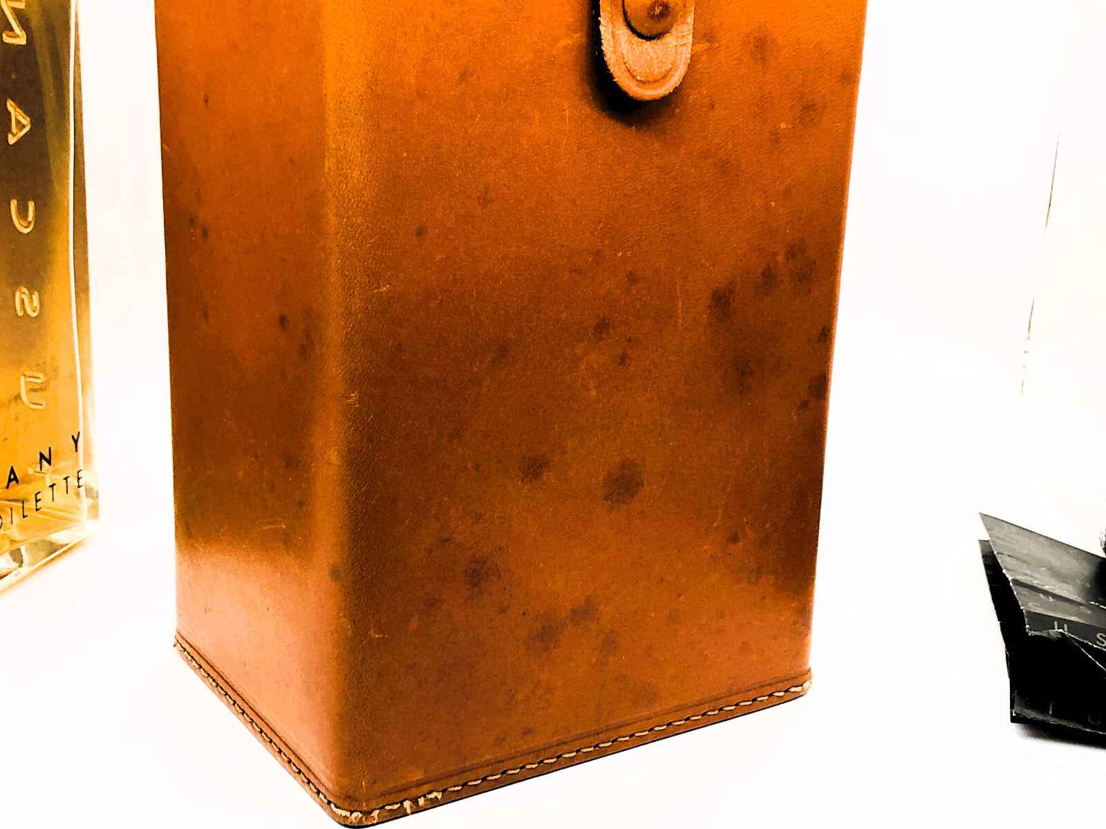 Scatola in pelle del profumo Aramis Tuscany Vintage con finitura vintage e dettagli distintivi