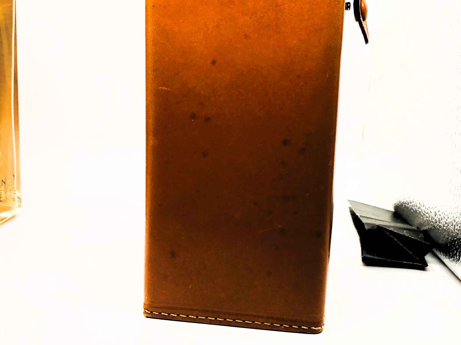 Flacone di profumo Aramis Tuscany Vintage con design elegante e finitura in pelle marrone