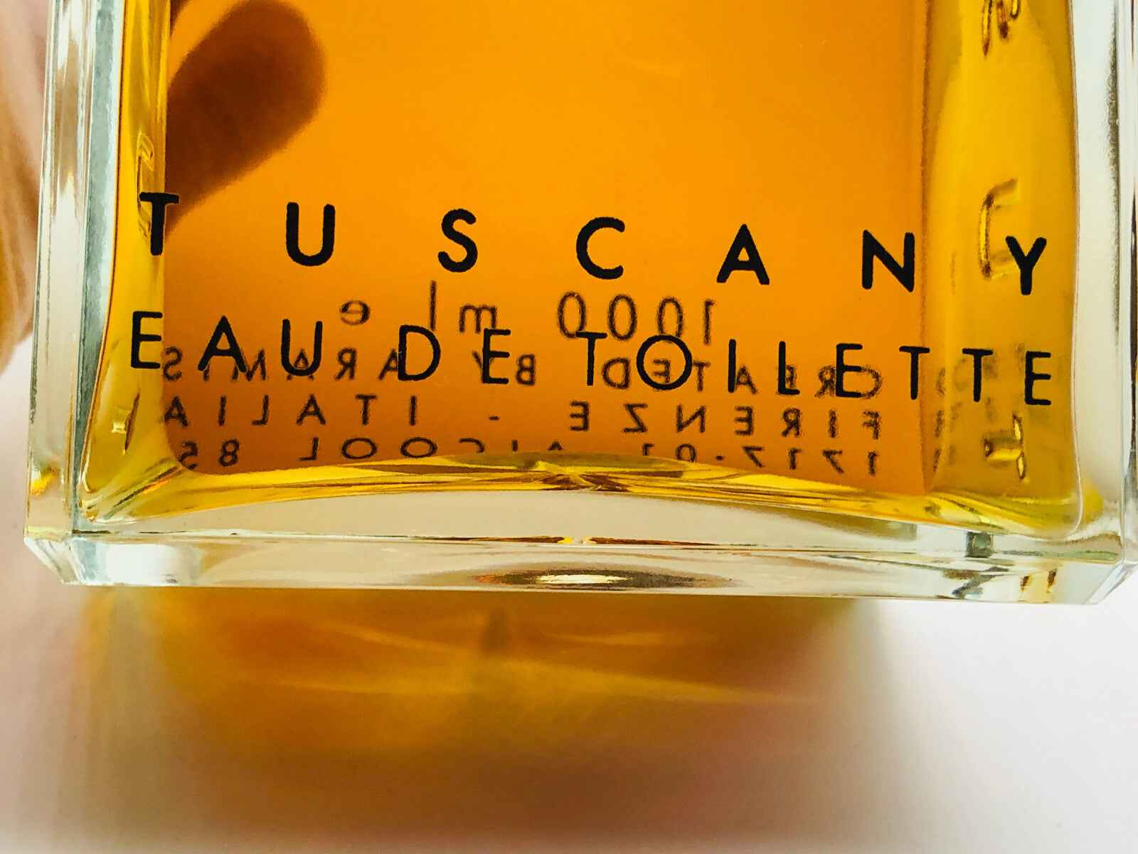 Flacone di profumo Aramis Tuscany Vintage in vetro trasparente con liquidità dorata