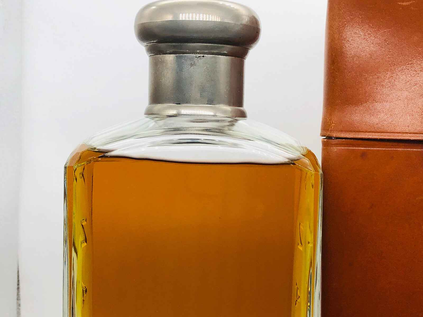 Flacone di profumo Aramis Tuscany Vintage con design elegante e colore amber