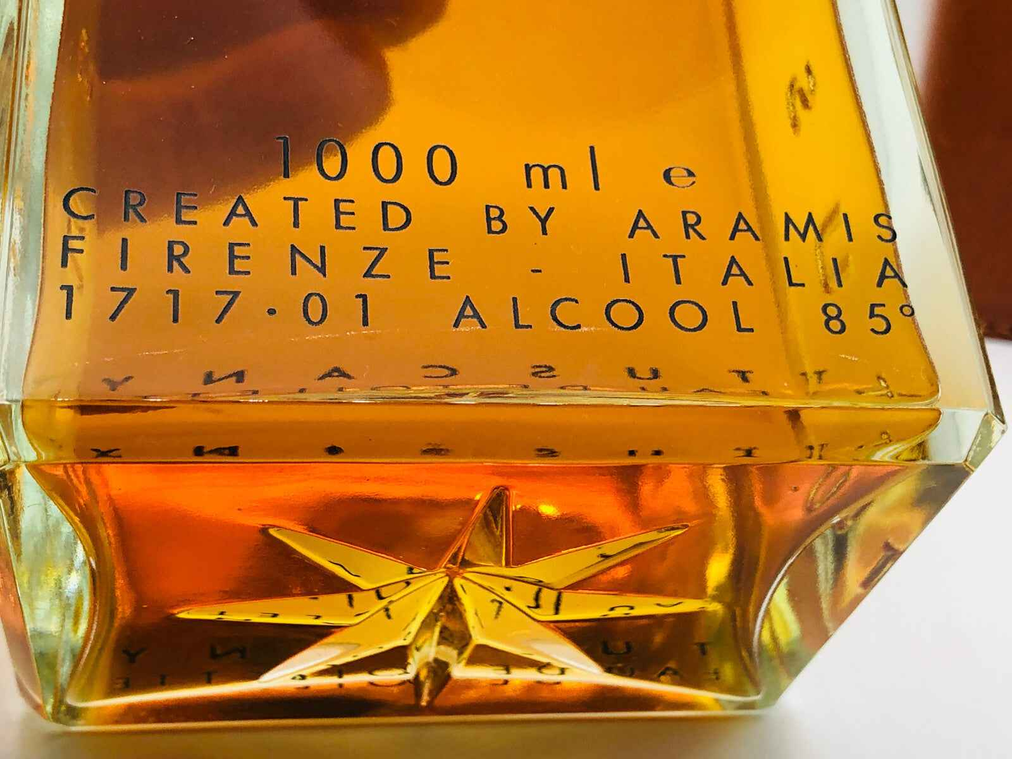 Flacone di profumo Aramis Tuscany Vintage da 1000 ml con design elegante e tonalità calde