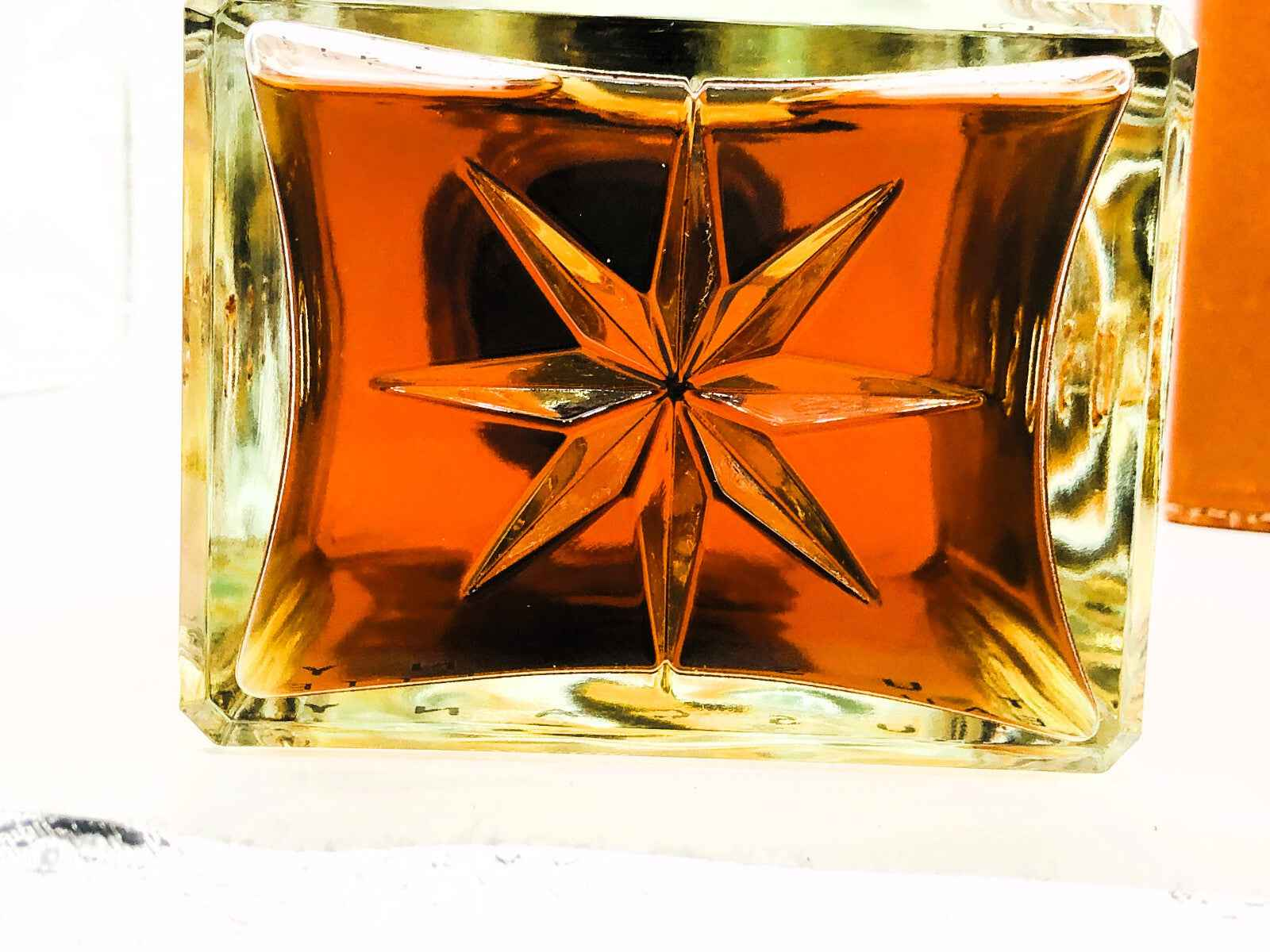 Flacone di Profumo Aramis Tuscany Vintage con design elegante e tonalità ambrate.