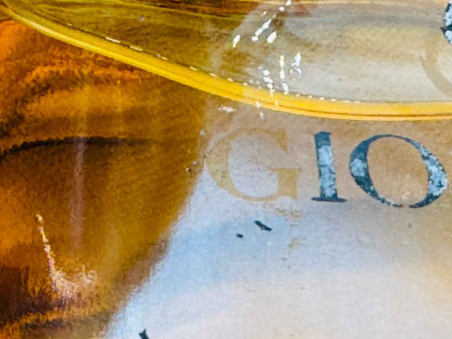 Flacone di profumo Armani Gio Vintage con design elegante e tonalità dorate