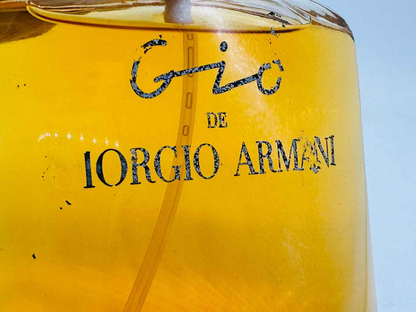 Flacone di Profumo Armani Gio Vintage con etichetta di Giorgio Armani e liquido dorato