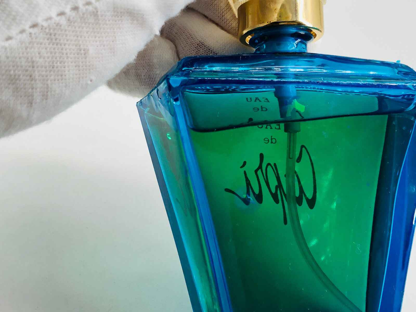 Flacone di profumo Capri Mary Carlucci in vetro azzurro con etichetta distintiva