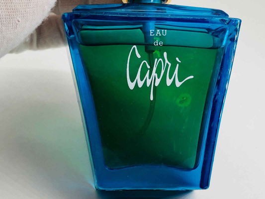 Bottiglia di profumo Capri Mary Carlucci con design elegante e verde intenso