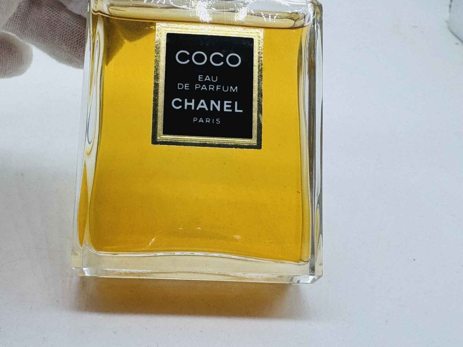 Flacone di profumo Coco Chanel Vintage in vetro trasparente con etichetta nera e oro