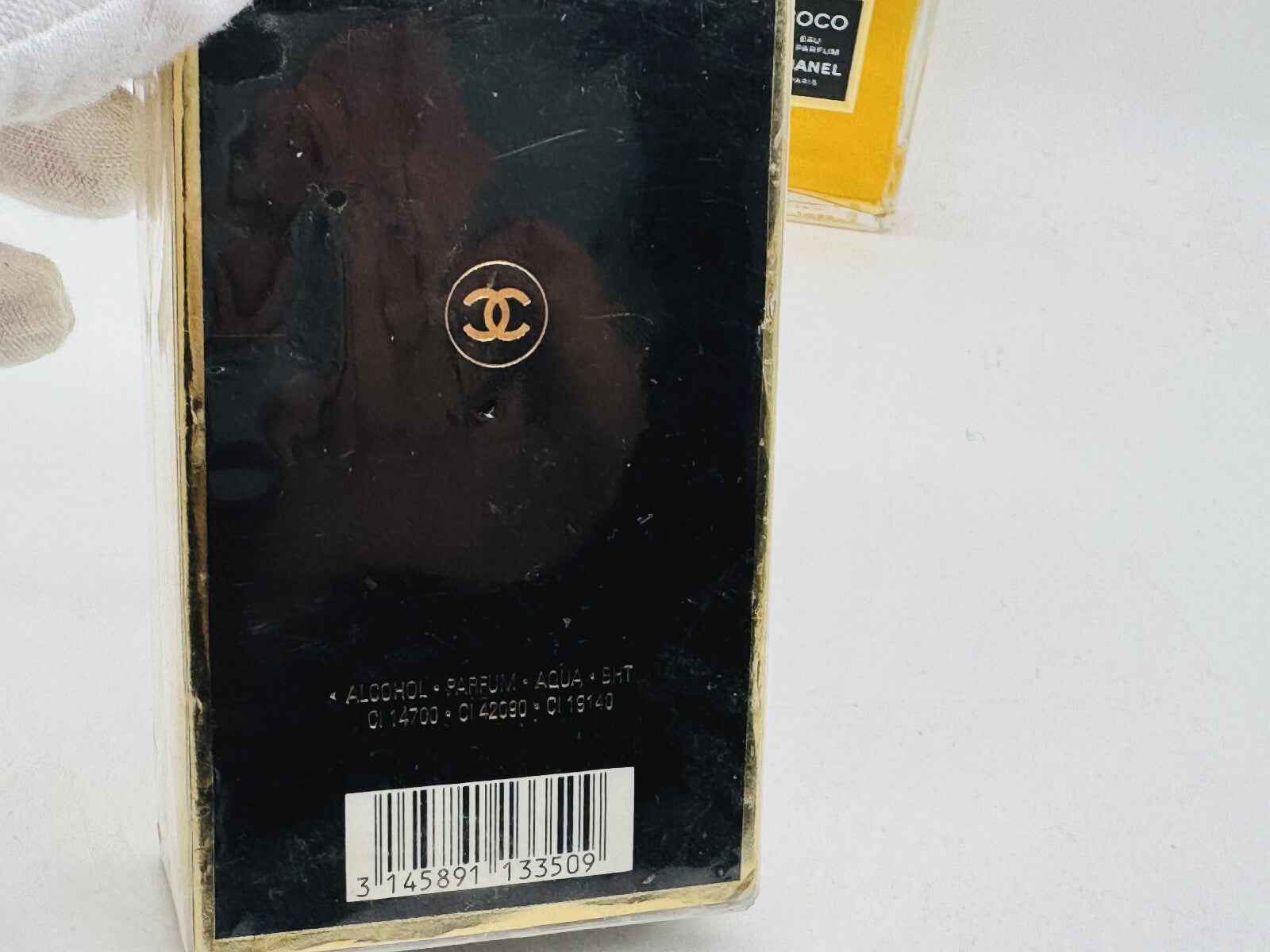 Scatola del profumo Coco Chanel Vintage con logo dorato e design elegante per collezionisti