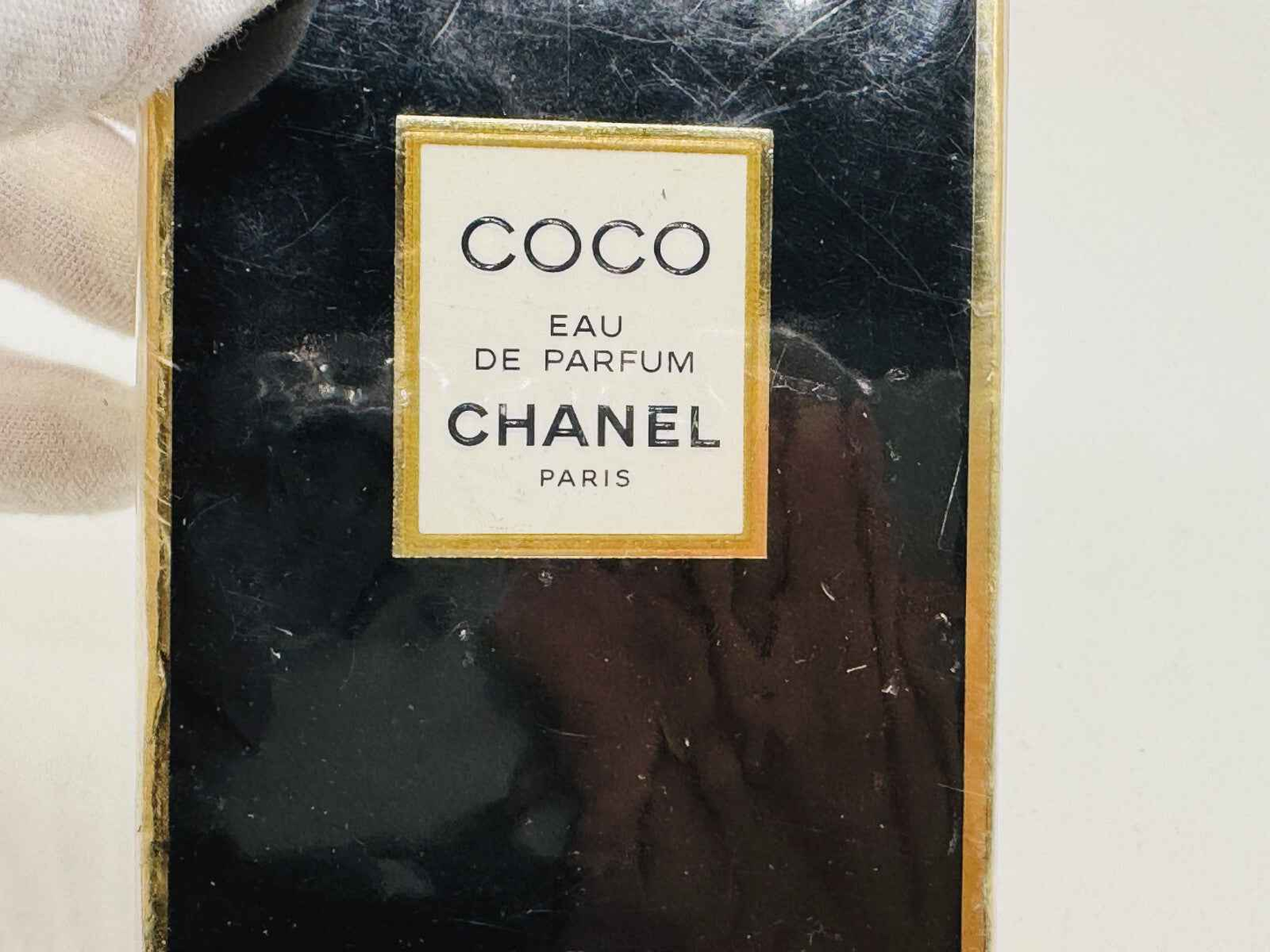 Scatola del profumo Coco Chanel Vintage con etichetta nera e dettagli dorati