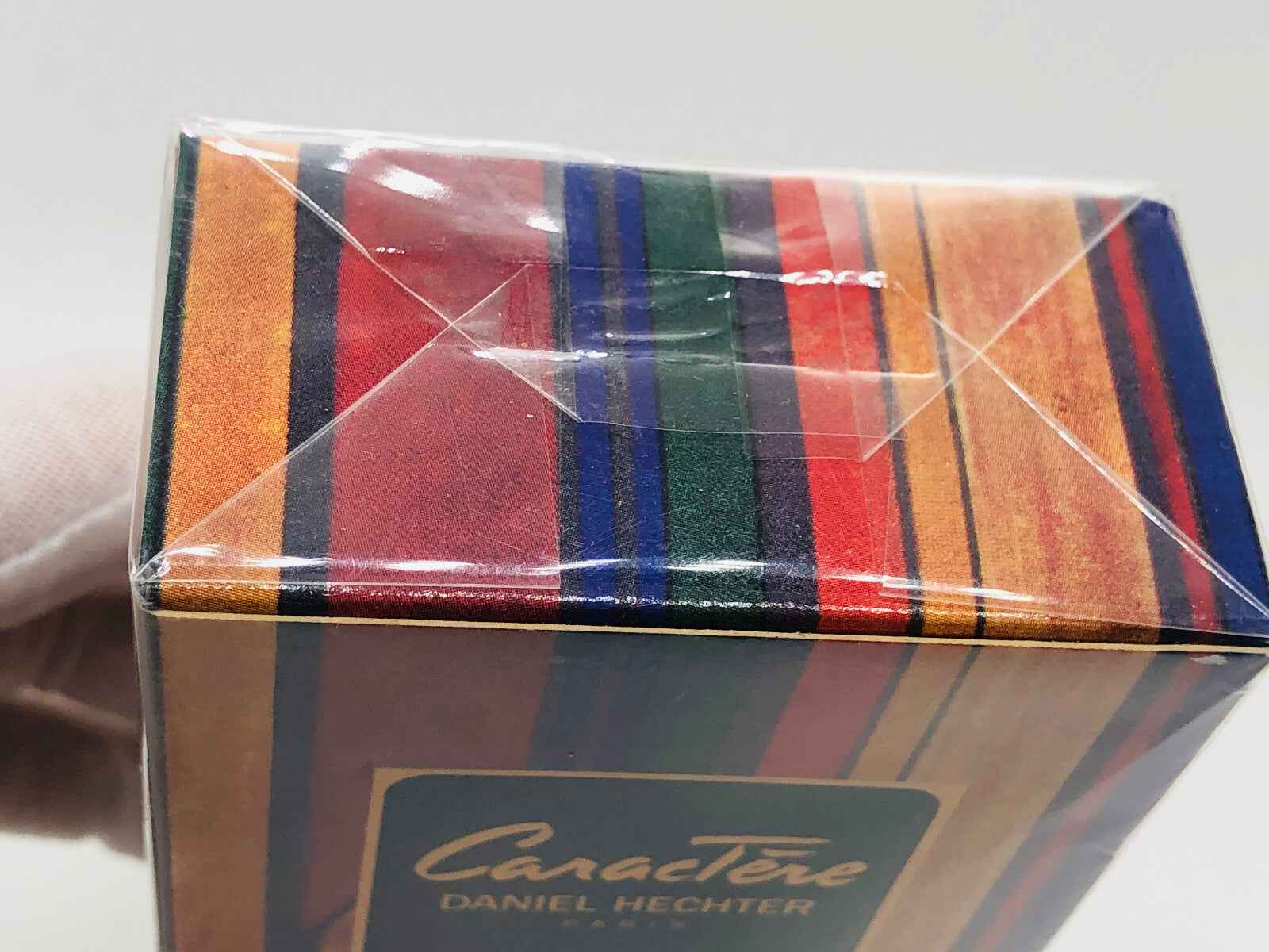 Scatola del profumo Daniel Hechter Caractere con design colorato e vivace