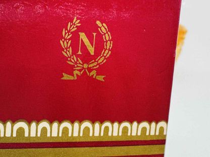 Scatola del profumo Desiree Napoleon Vintage con dettagli dorati e colore rosso distintivo