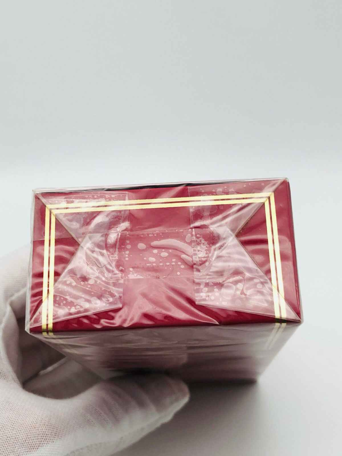 Scatola di profumo Diana De Silva avvolta con pellicola trasparente per una presentazione elegante