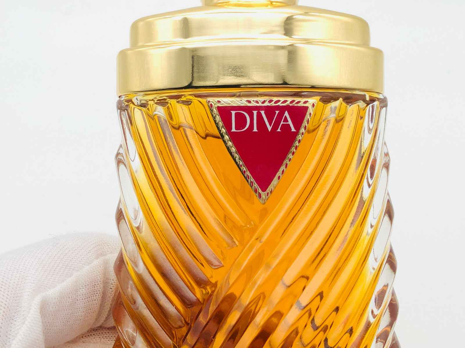 Flacone di profumo Diva Ungaro con design elegante e dorato, perfetto per ogni occasione