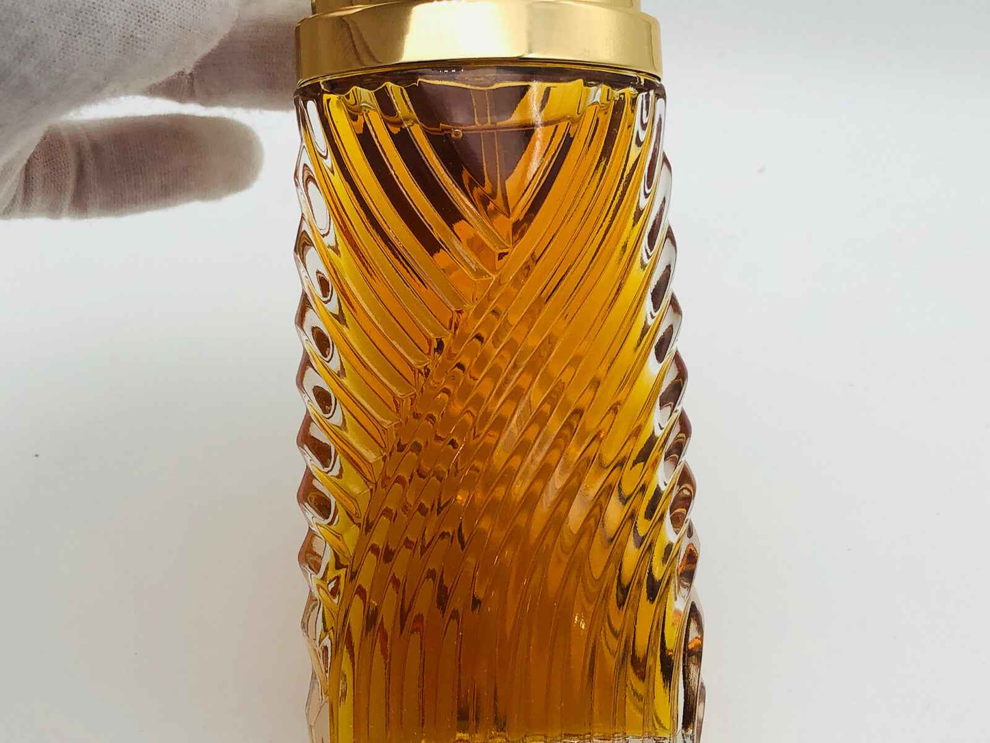 Flacone di profumo Diva Ungaro in vetro arancione con design elegante e finiture dorate