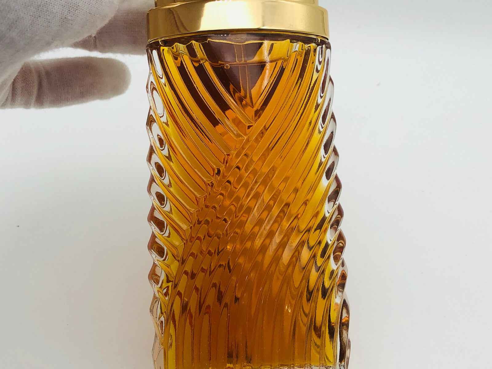 Flacone di profumo Diva Ungaro in vetro arancione con design elegante e finiture dorate