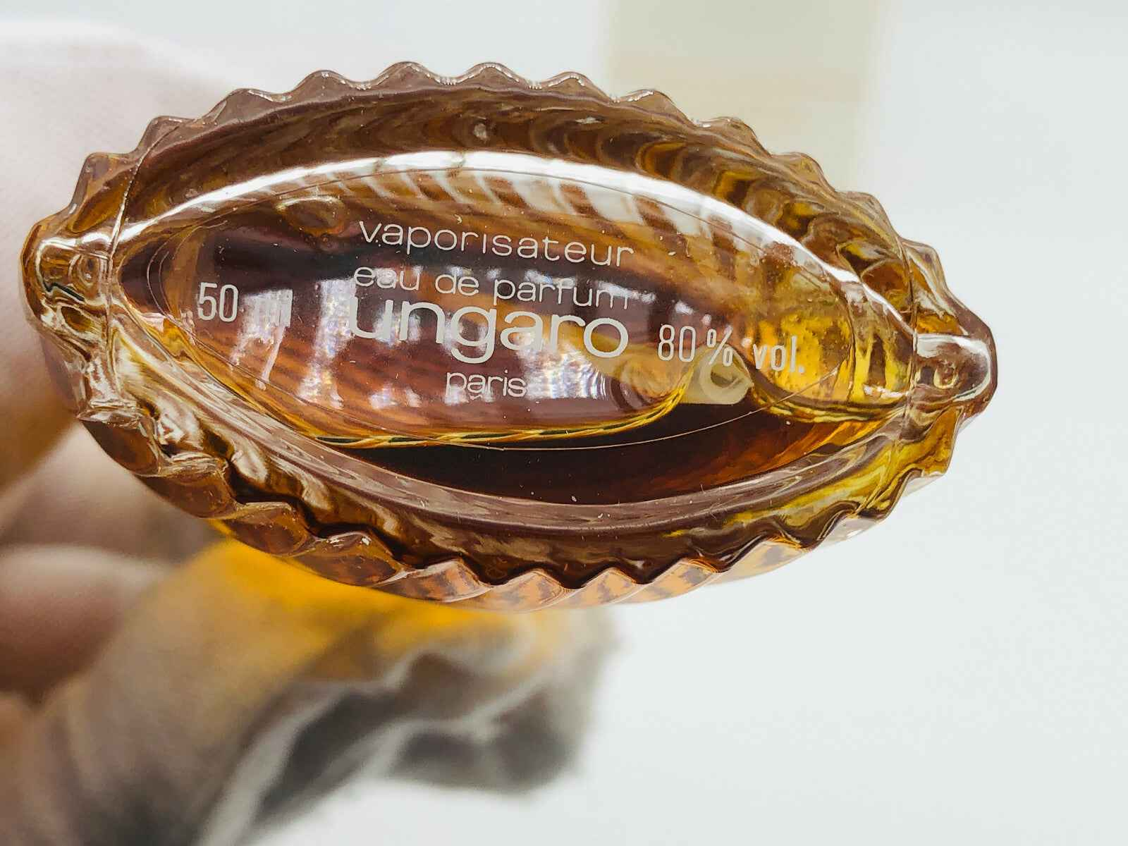 Flacone di Profumo Diva Ungaro Vintage in vetro con forma ovale e tonalità dorata