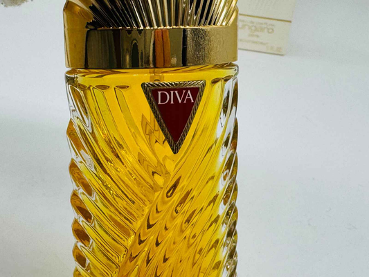 Flacone di profumo Diva Ungaro Vintage con design elegante e tonalità dorata