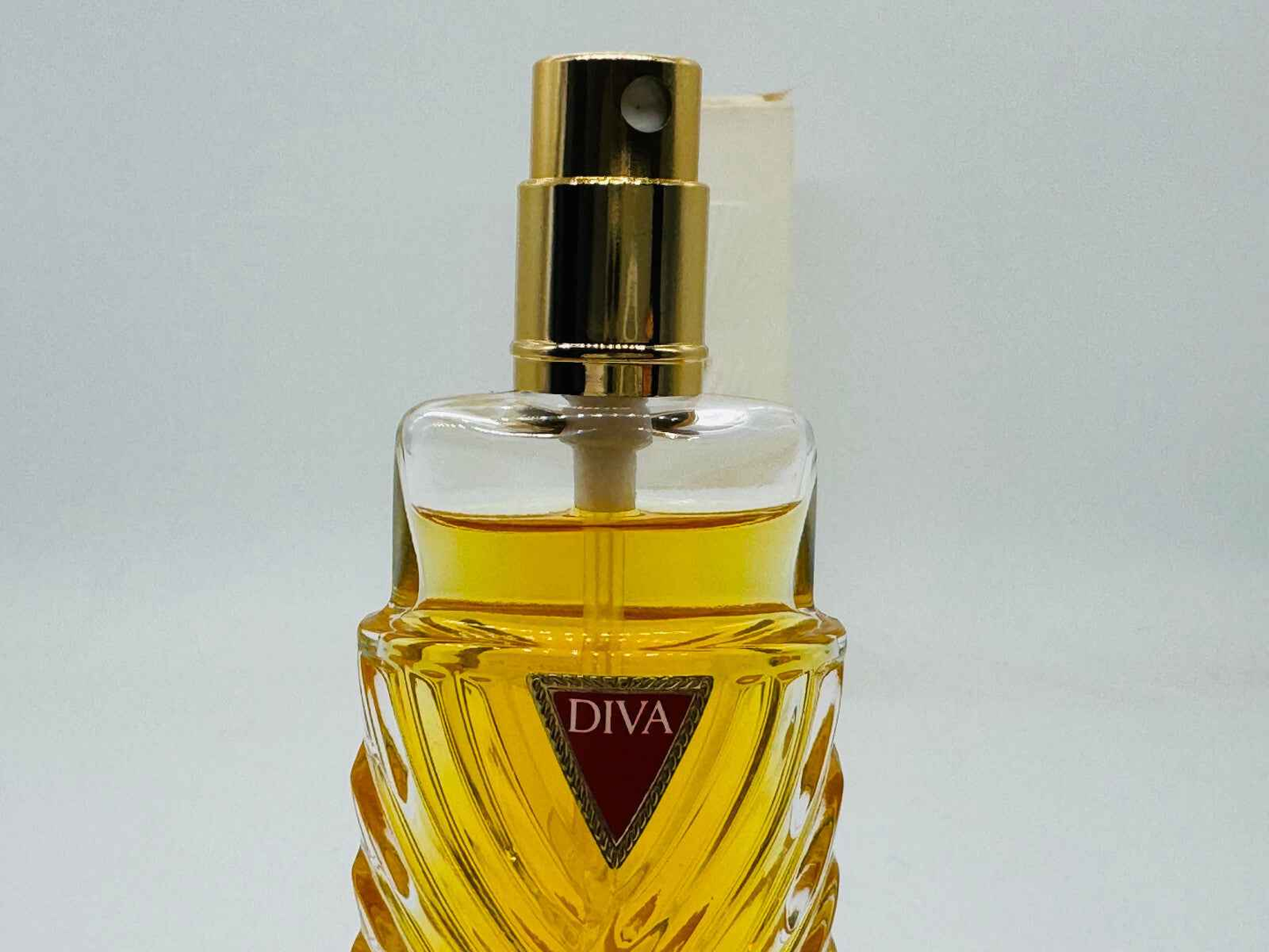 Flacone di Profumo Diva Ungaro Vintage con design elegante e tonalità dorata