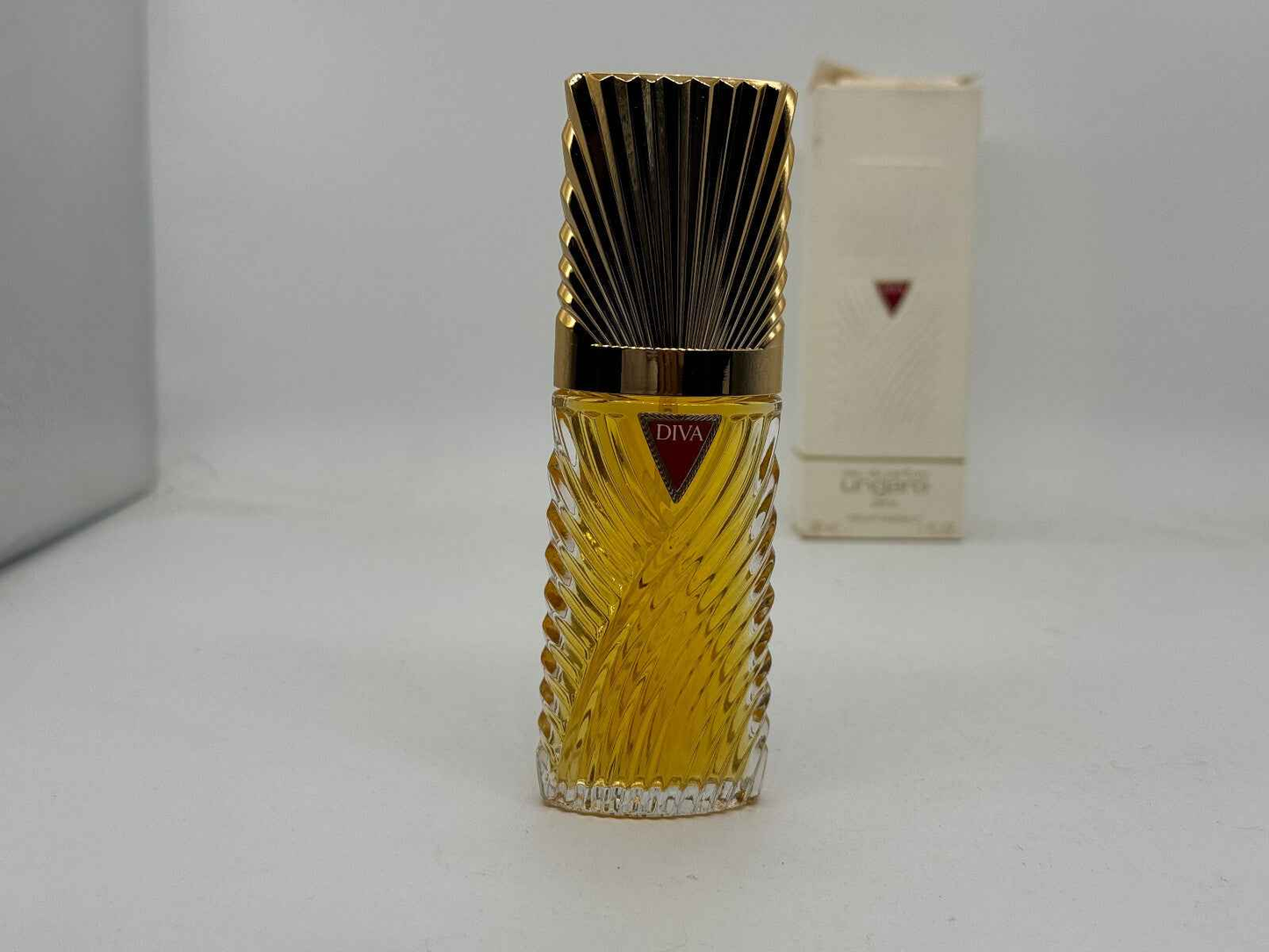 Profumo Diva Ungaro Vintage in flacone elegante con dettagli dorati per unici momenti di eleganza