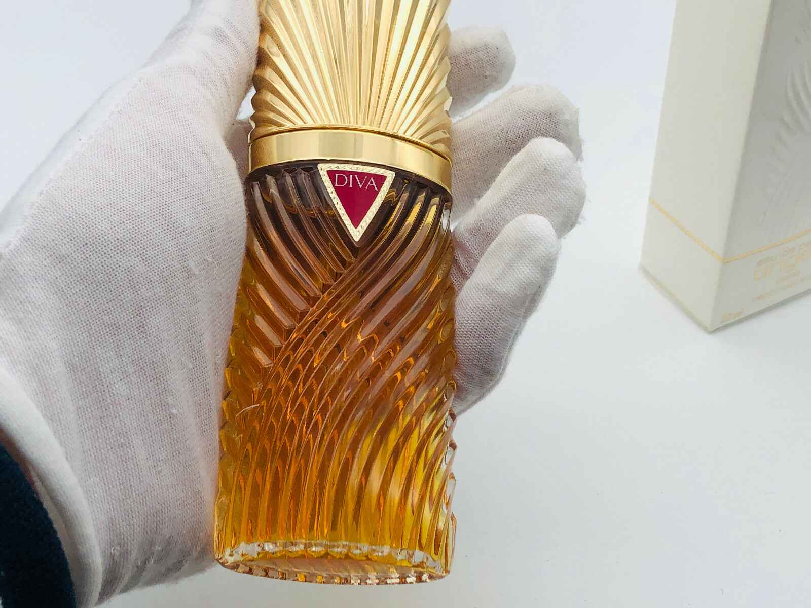 Flacone di profumo Diva Ungaro Vintage con design elegante e oro brillante