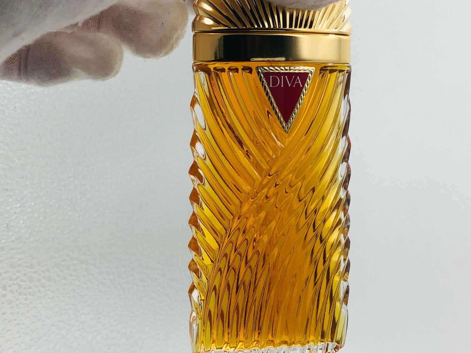 Profumo Diva Ungaro Vintage in flacone elegante con dettagli dorati e tonalità ambrate