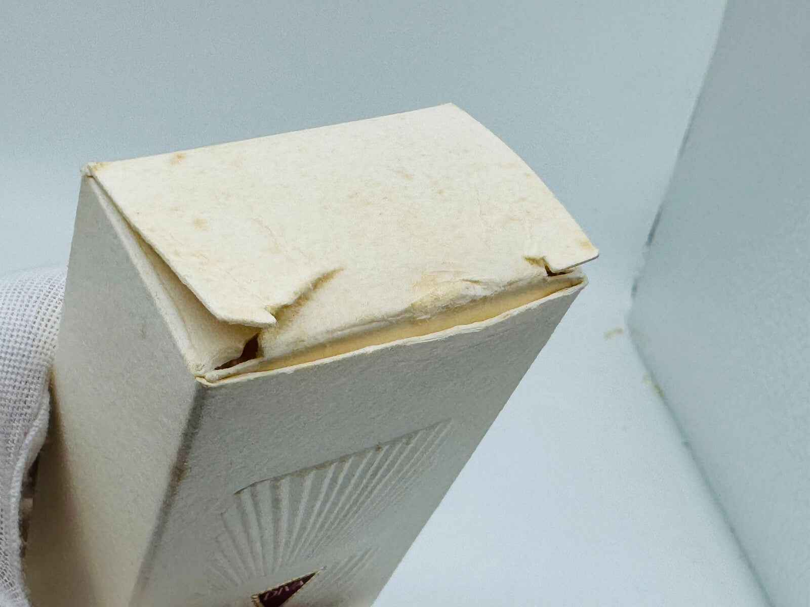Confezione del profumo Diva Ungaro Vintage con packaging usurato e dettagli classici