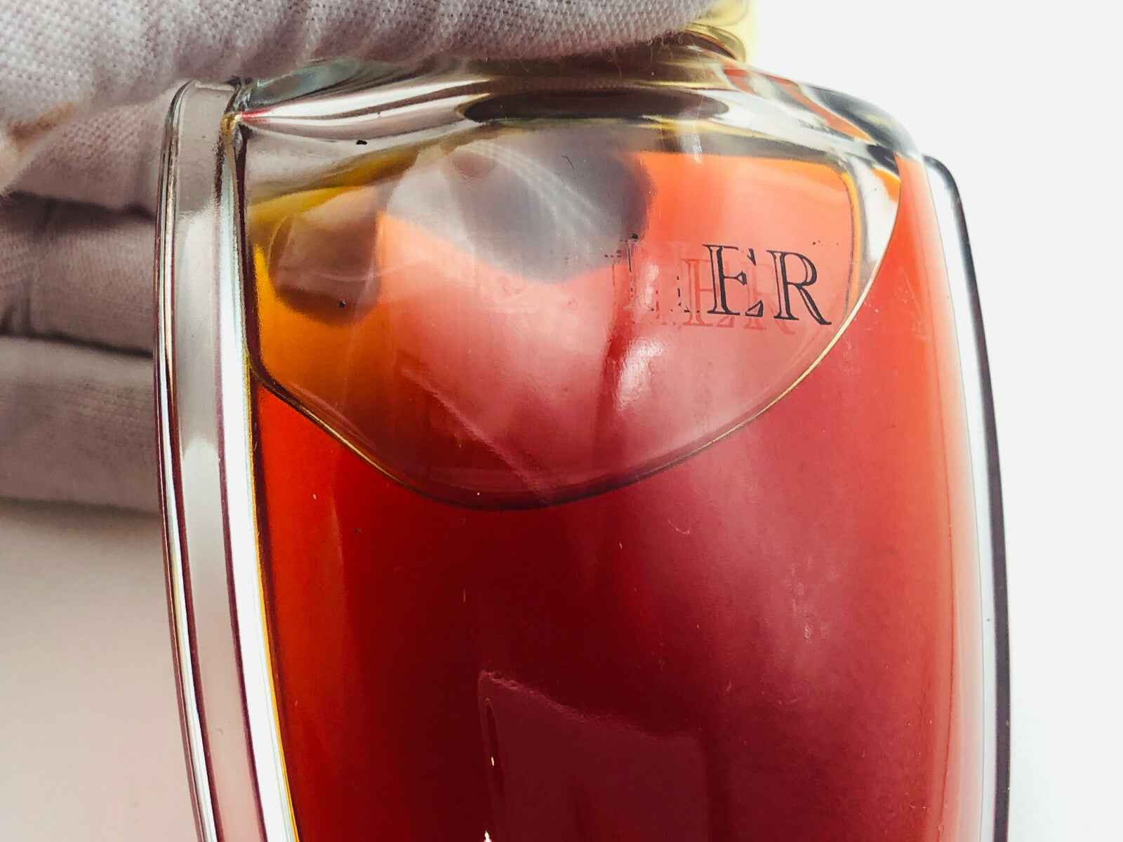 Flacone di profumo Etherea Battistoni Vintage con design elegante e tonalità calde