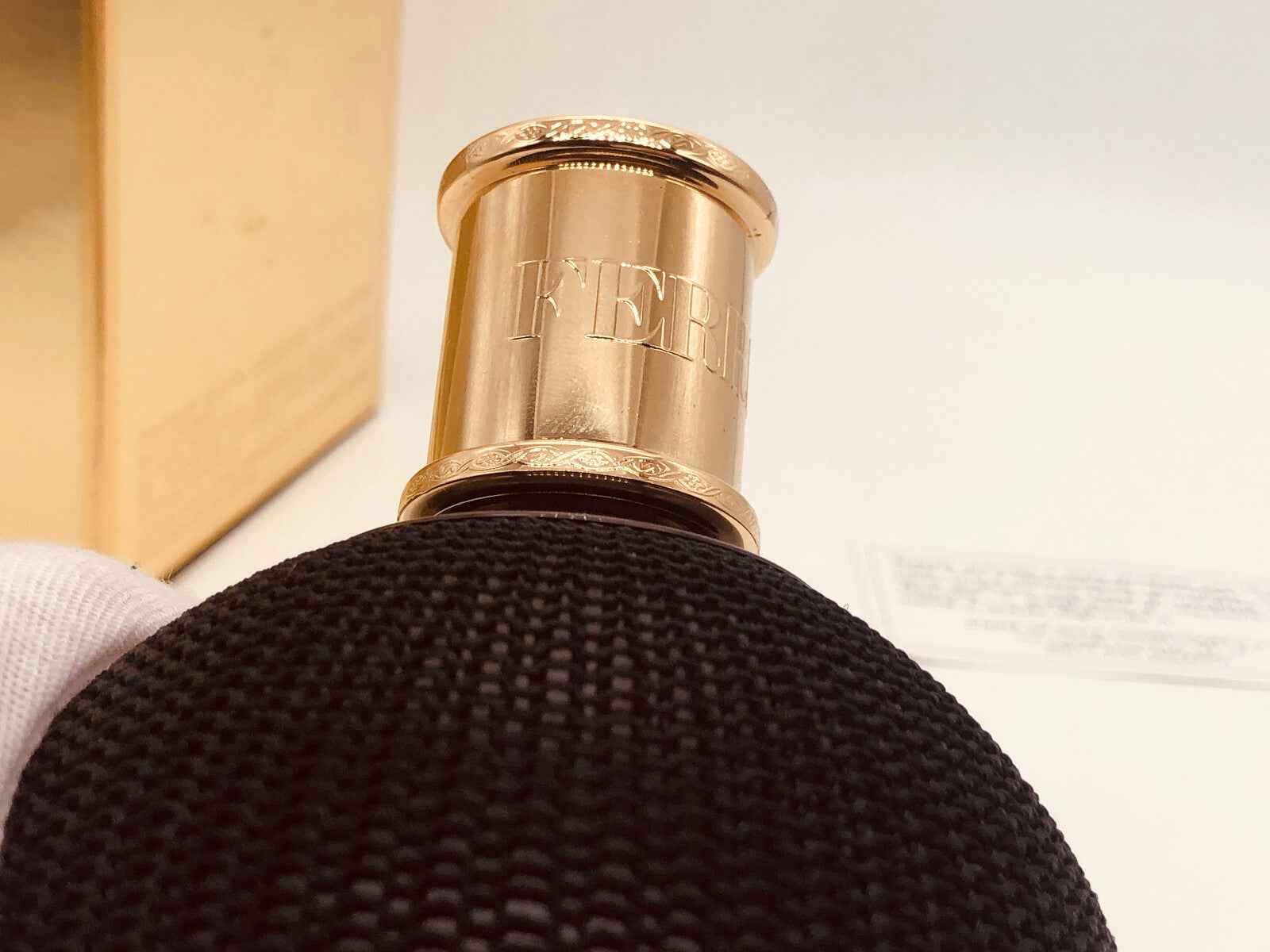 Flacone di profumo Ferre By Ferre Vintage con tappo dorato e design elegante