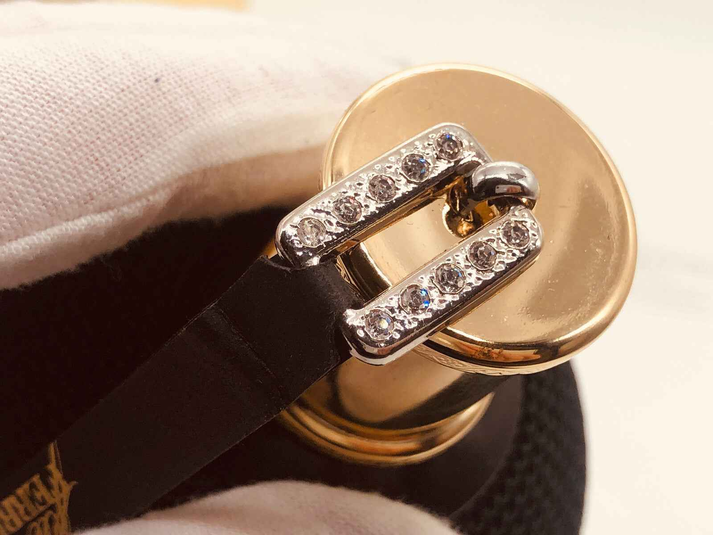 Dettaglio del tappo del profumo Ferre By Ferre Vintage con decorazioni in cristallo e design elegante