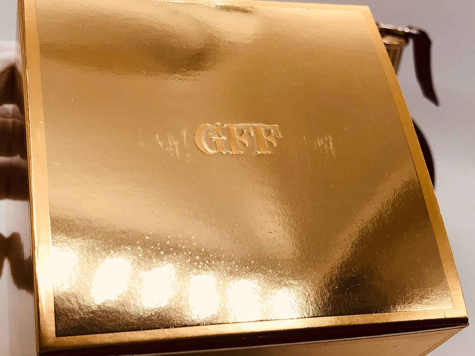 Scatola dorata di Profumo Ferre By Ferre Vintage con logo raffinato per un regalo elegante