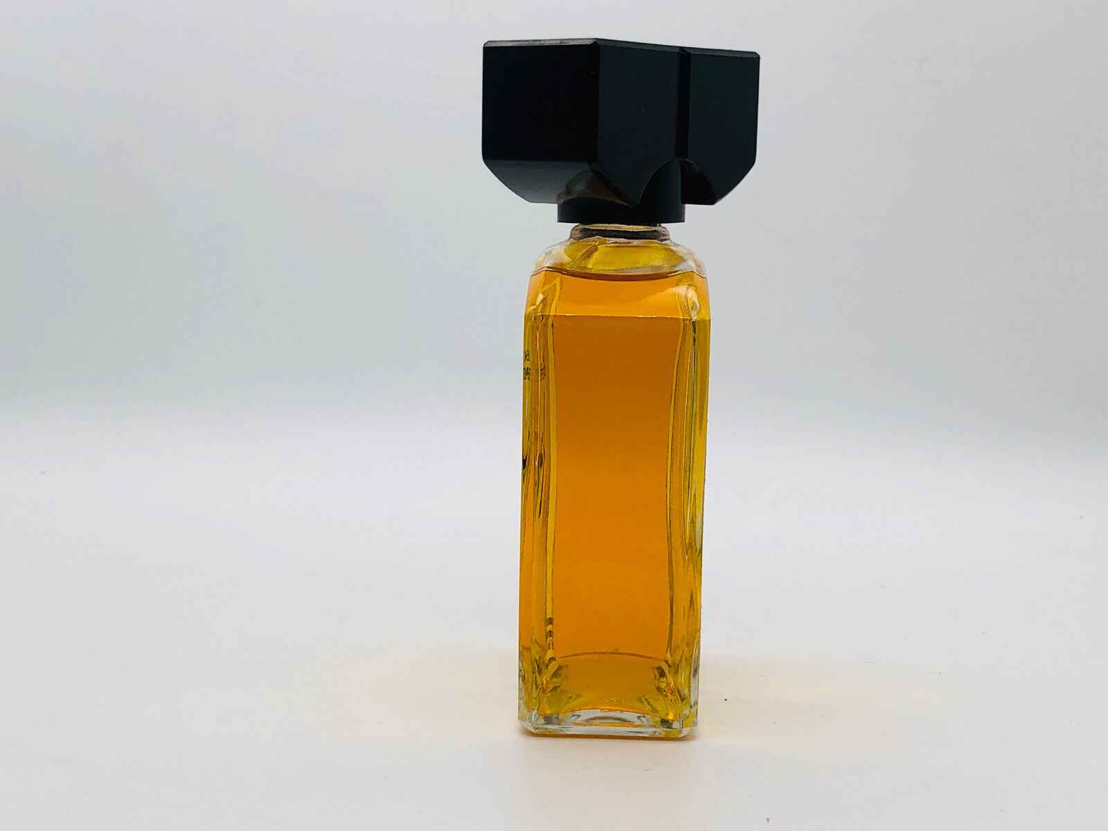 Profumo Fidji Laroche Vintage in bottiglia trasparente con tappo nero elegante