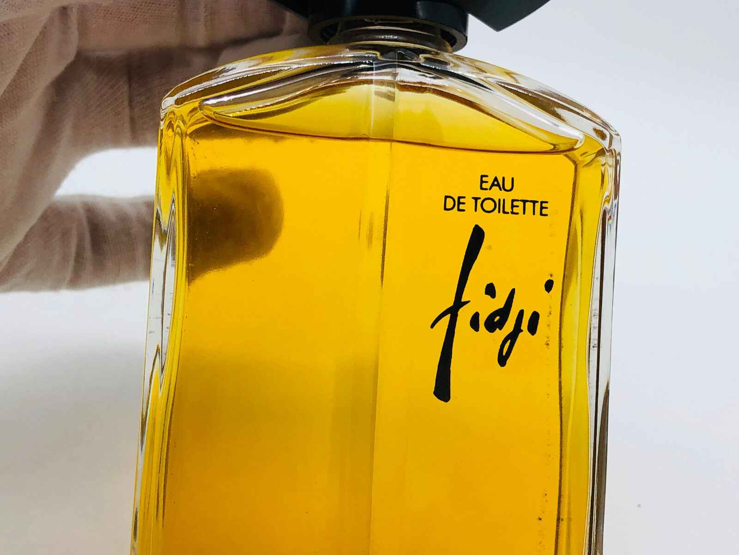 Profumo Fidji Laroche Vintage in bottiglia elegante con liquidità gialla per l'uso quotidiano