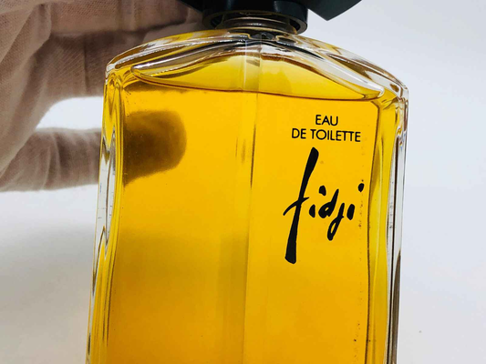 Profumo Fidji Laroche Vintage in bottiglia elegante con liquidità gialla per l'uso quotidiano