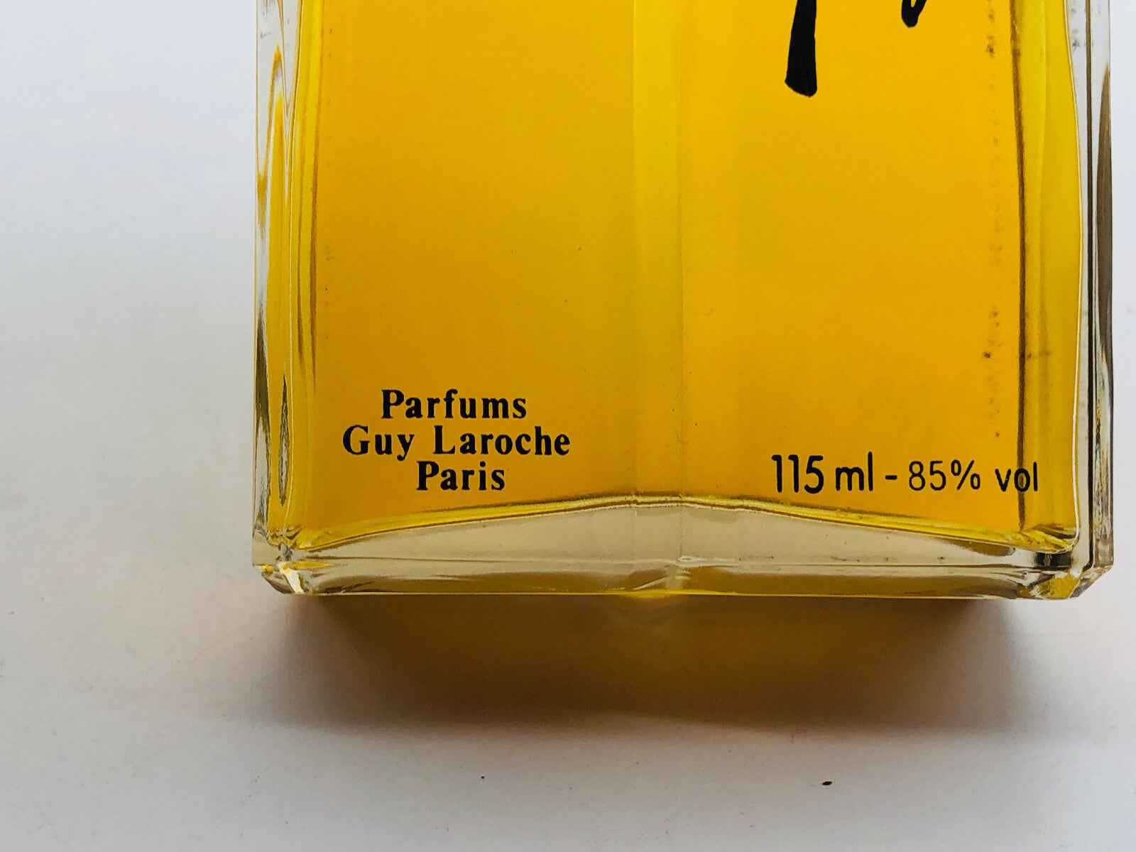 Flacone di profumo Fidji Laroche Vintage da 115 ml con etichetta di Parfums Guy Laroche Paris