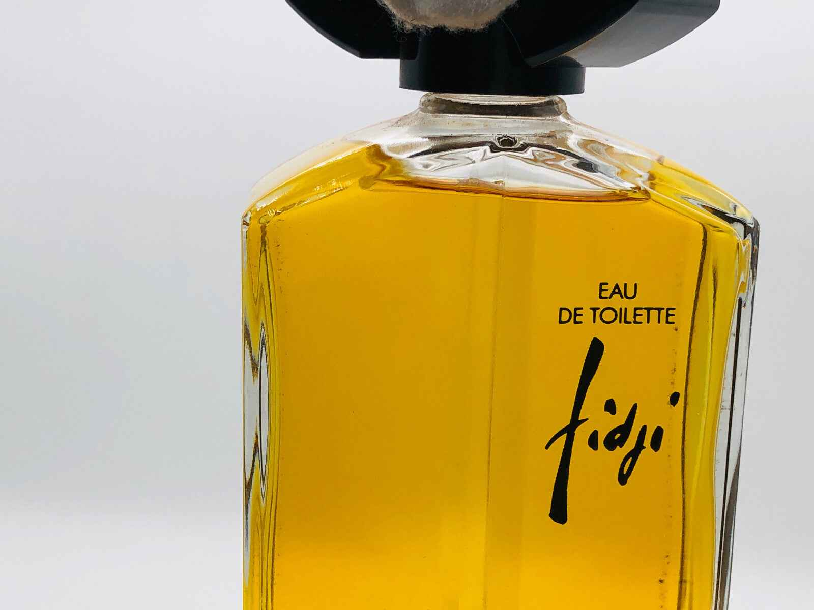 Profumo Fidji Laroche Vintage in flacone elegante con etichetta nera e liquido ambrato