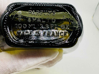 Dettaglio del fondo della boccetta di profumo Francesco Smalto Vintage in vetro, con etichetta identificativa